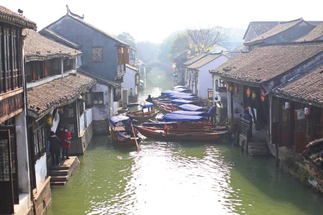 香泉镇:清污除垢辞旧岁 亮化美化迎新春